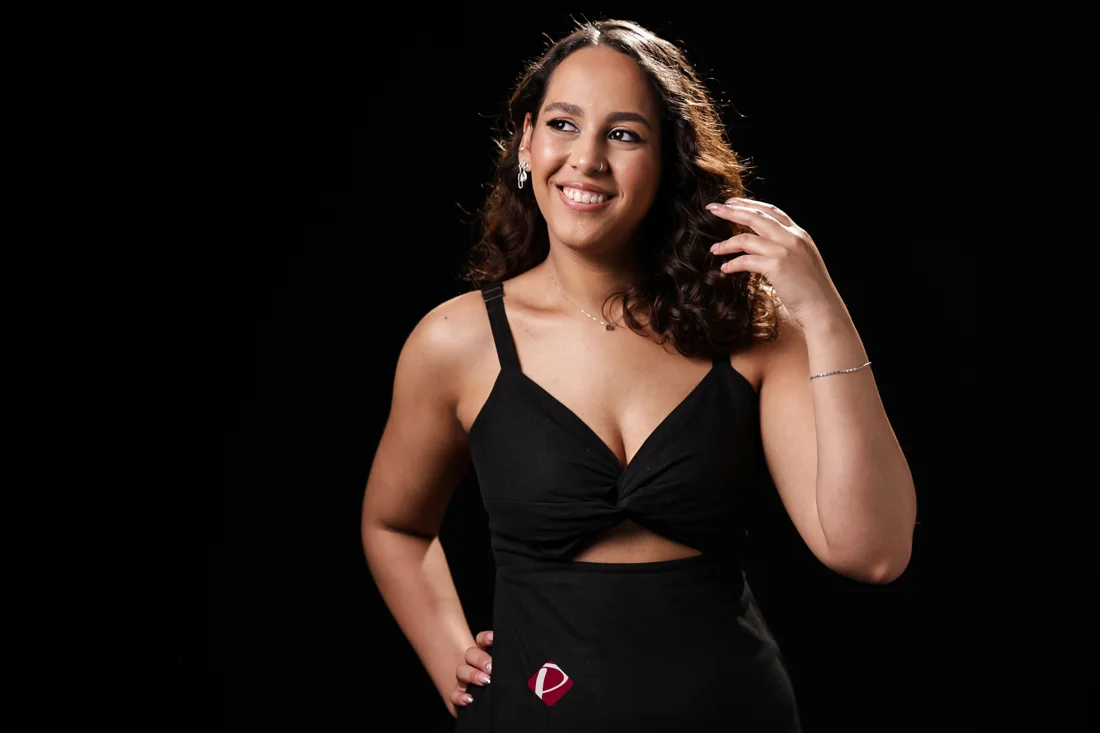 Rafaella Francisca sorrindo, com a mão próxima aos cabelos